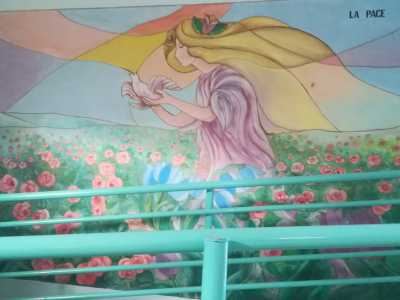 Due poetici murales del professore e artista locale Gino Grieco completano il quadro di questo sorprendente istituto...